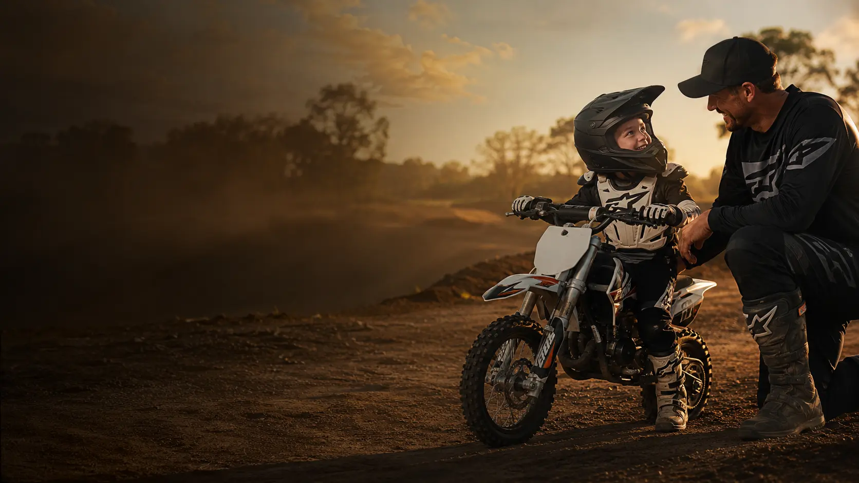 Criança equipada junto de uma mini mota MotoKids Moz